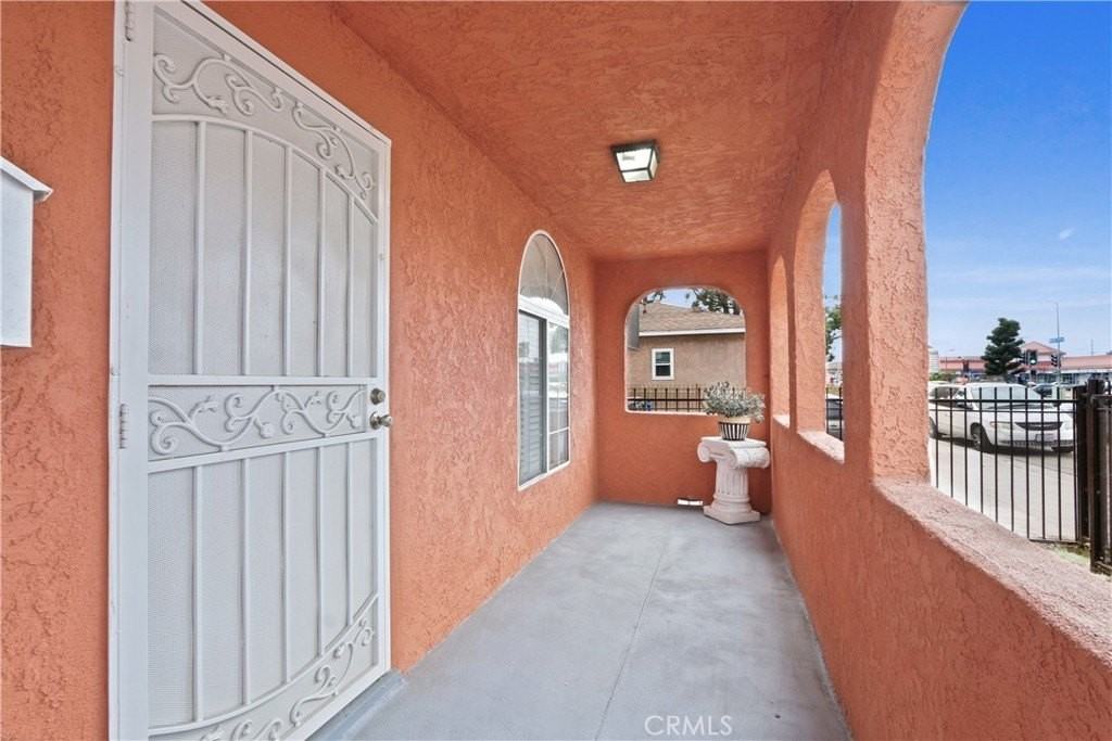 236 W Arbor Vitae St - Photo 5 of 36