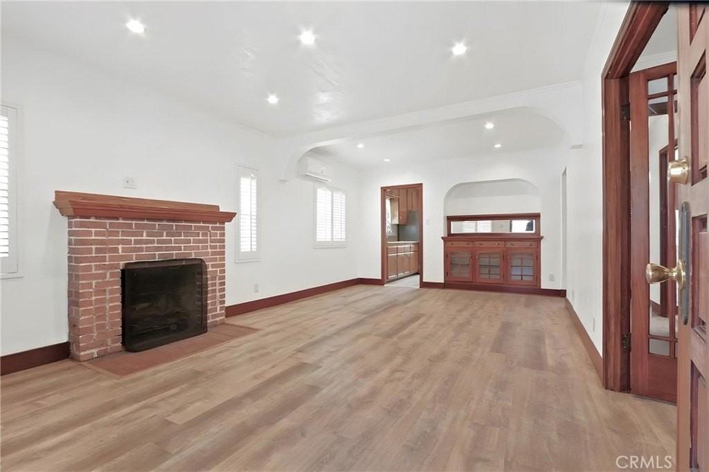 236 W Arbor Vitae St - Photo 6 of 36