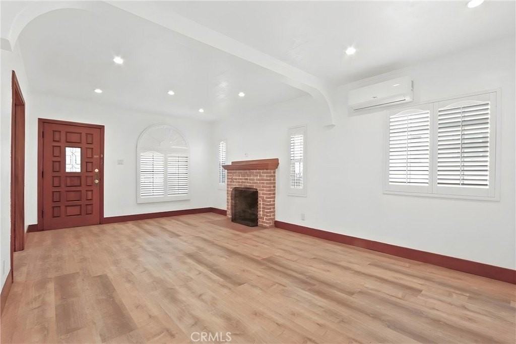 236 W Arbor Vitae St - Photo 7 of 36