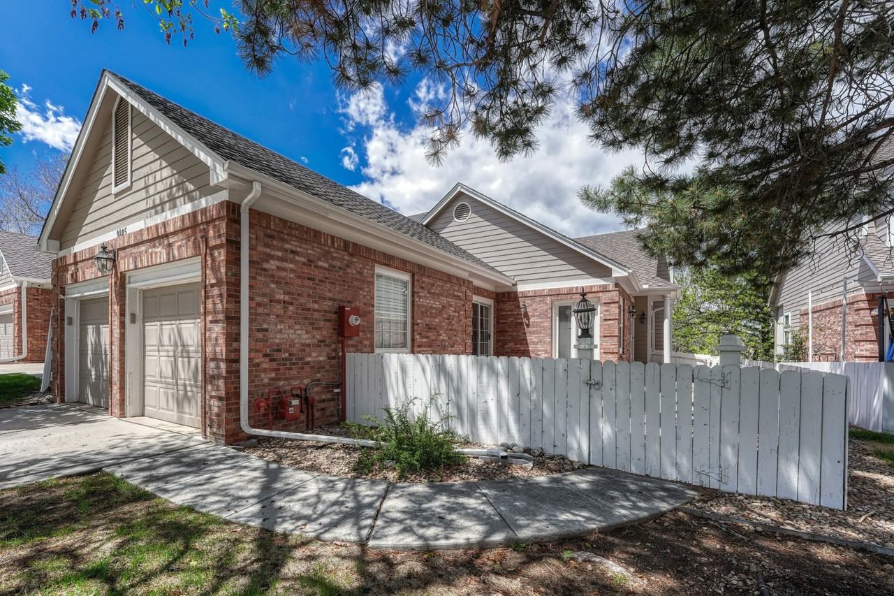 9885 Greensview Cir - Photo 4 of 50