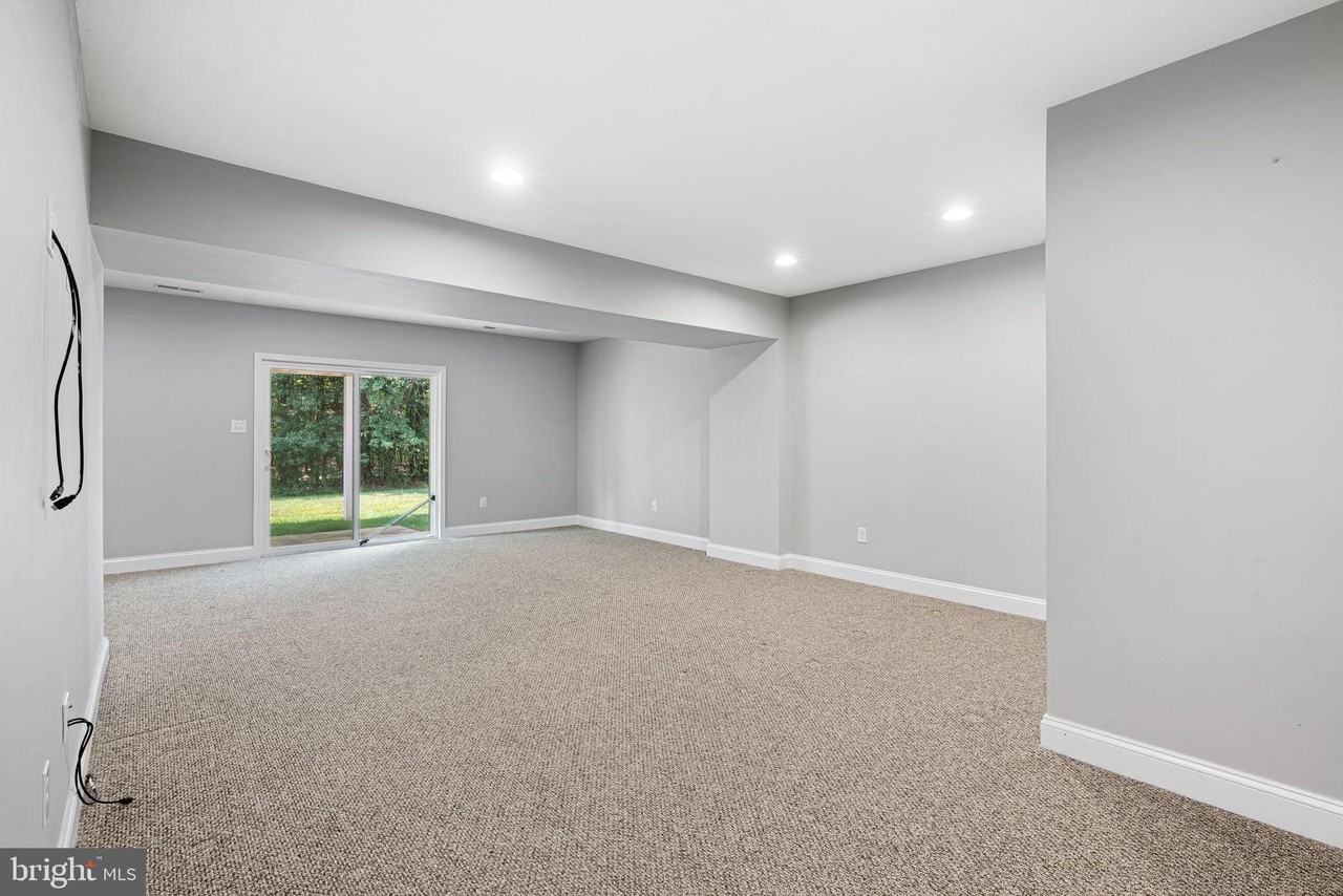 89 Isabelle Ct - Photo 2 of 37