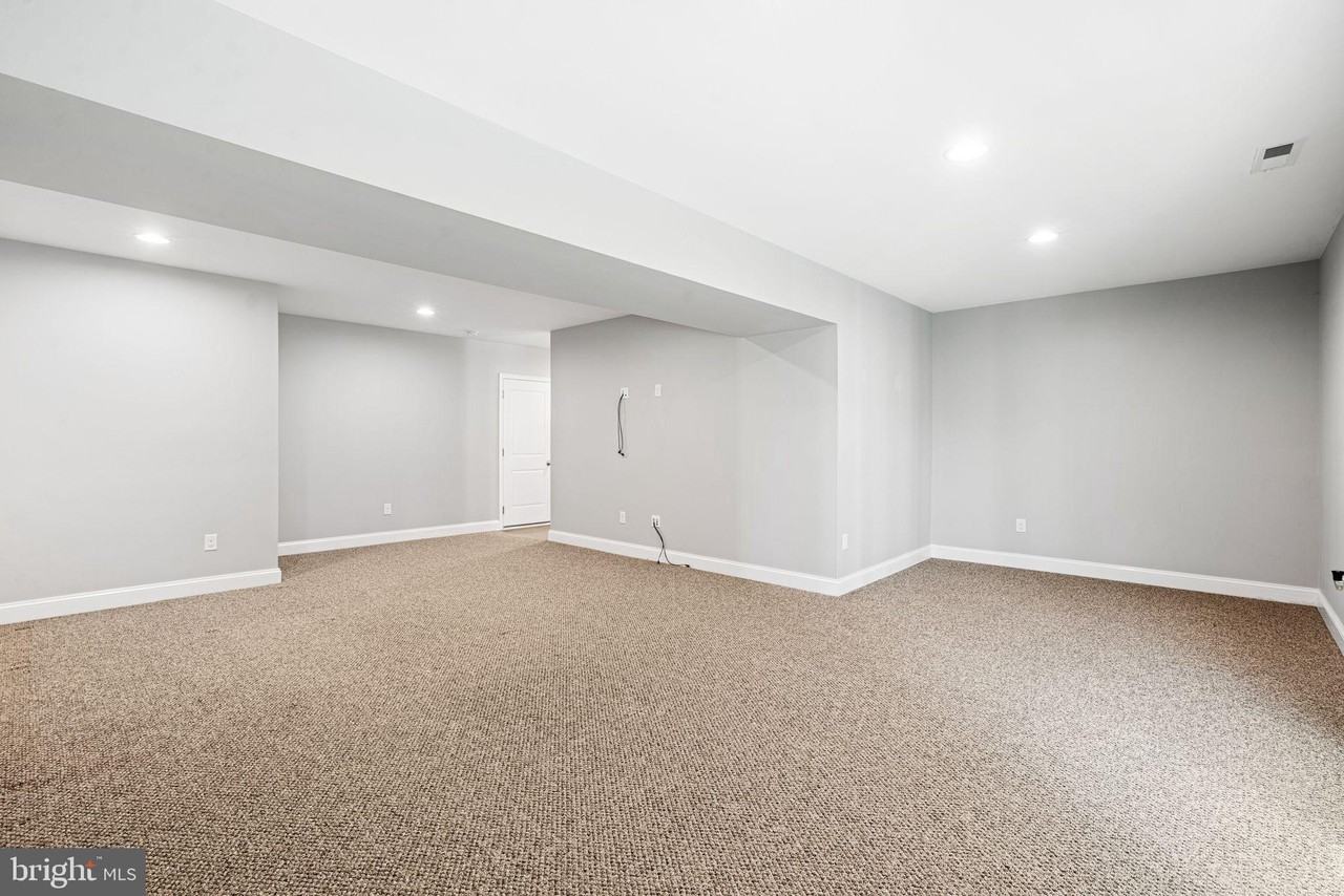 89 Isabelle Ct - Photo 3 of 37