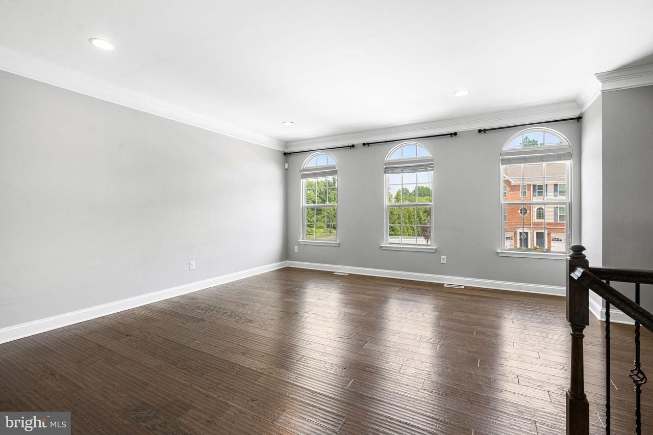 89 Isabelle Ct - Photo 6 of 37