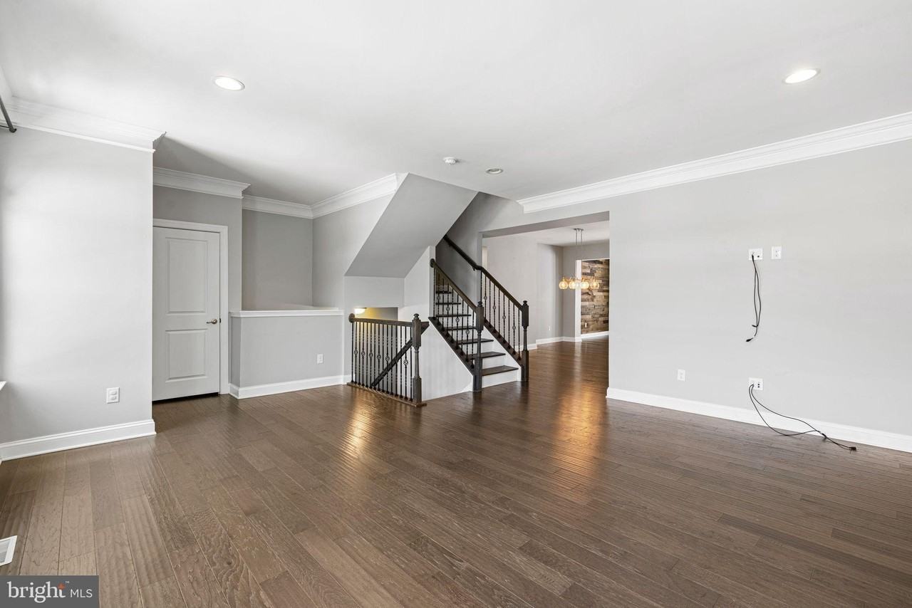 89 Isabelle Ct - Photo 7 of 37