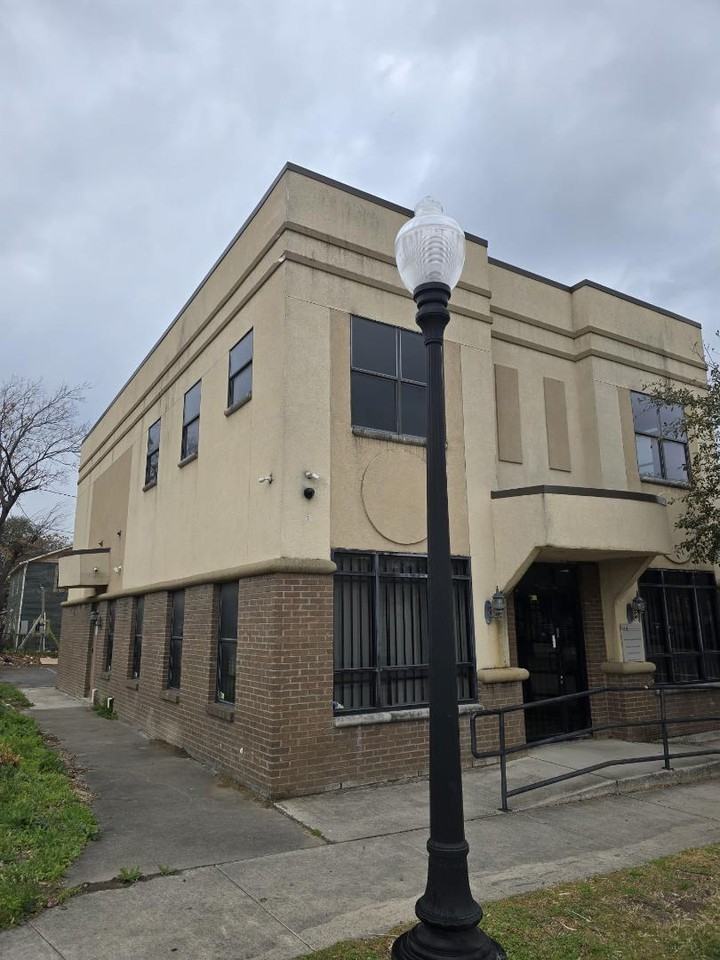 654 Saint Louis Ave - Photo 2 of 6