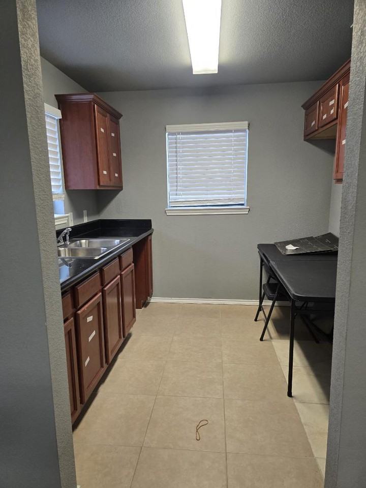654 Saint Louis Ave - Photo 3 of 6
