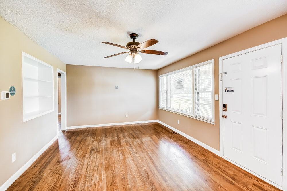 111 Meadowood Ave - Photo 4 of 16