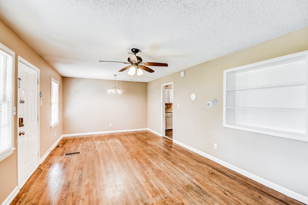 111 Meadowood Ave - Photo 5 of 16