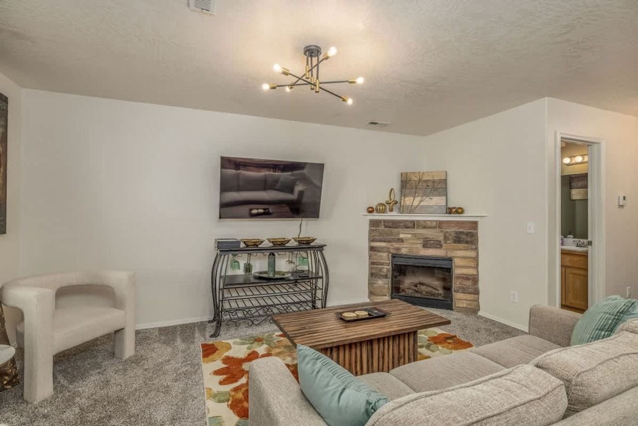 574 N Hydra Pl #1542951P - Photo 2 of 14