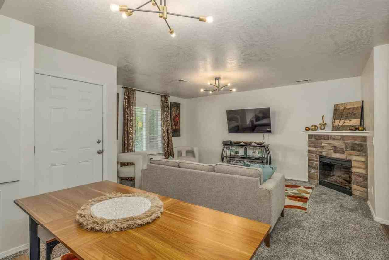 574 N Hydra Pl #1542951P - Photo 3 of 14