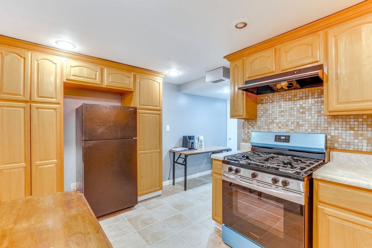 126 Gifford Ave #1546496P - Photo 7 of 17