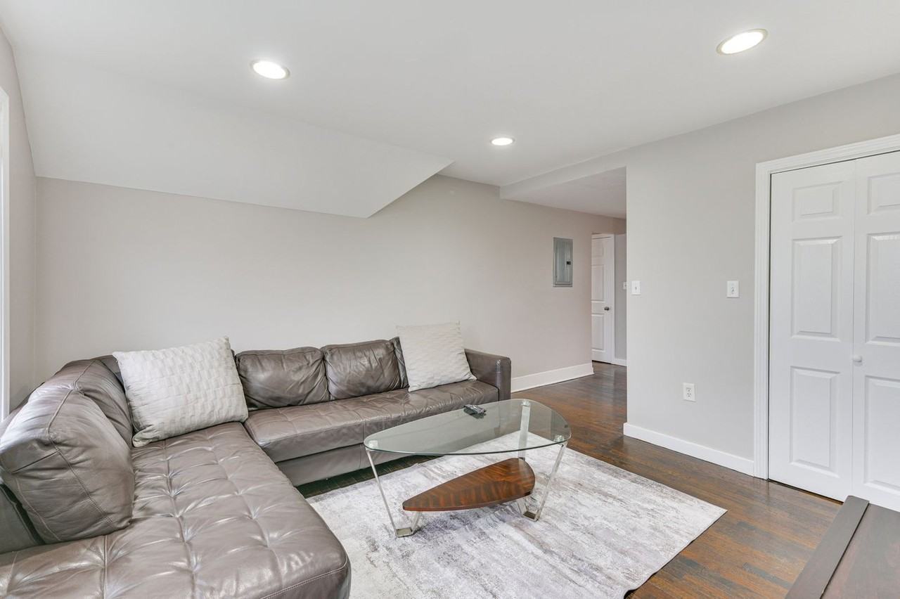 467 Ferry St #1546146P - Photo 3 of 18