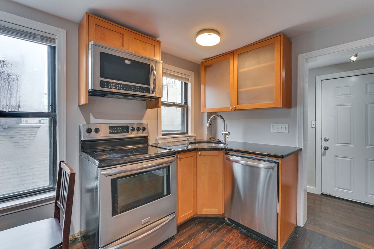467 Ferry St #1546146P - Photo 4 of 18