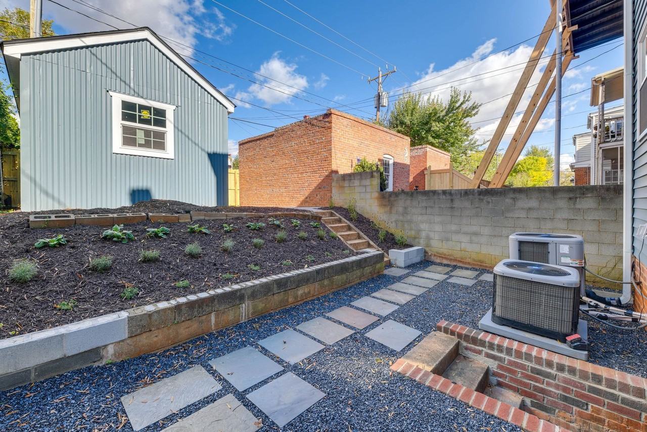 2312 Rosewood Ave #1545975P - Photo 4 of 25