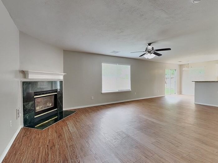 8402 Storm Creek Ct - Photo 4 of 18