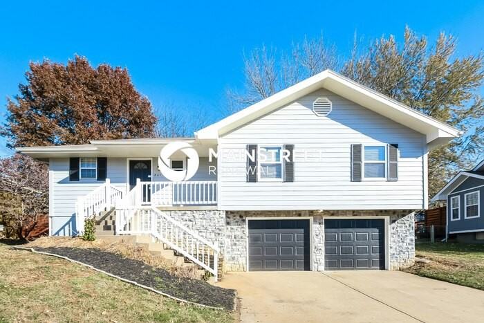 801 Ne Lyon Dr - Photo 2 of 17