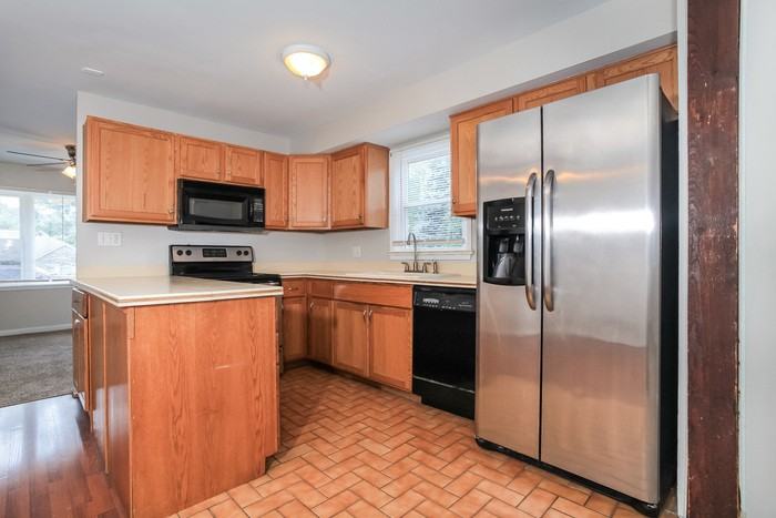 156 Sheridan Ave - Photo 7 of 13