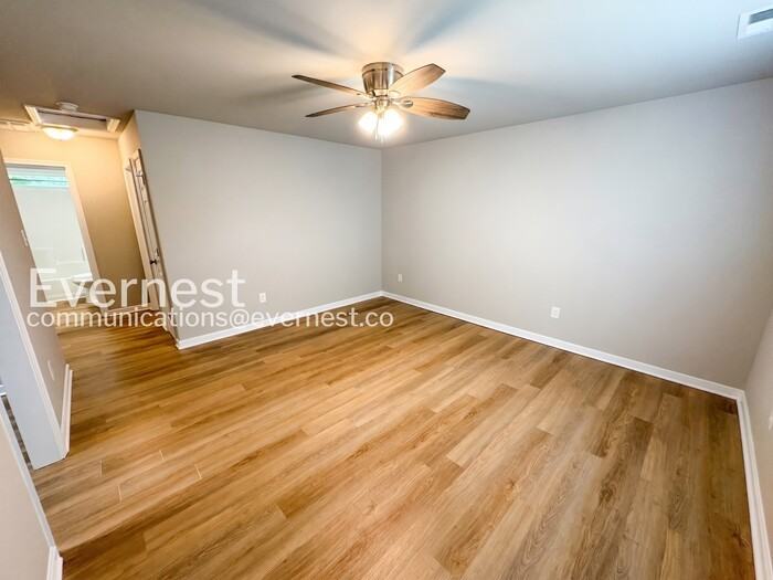 15801 Meridian Ave - Photo 5 of 13