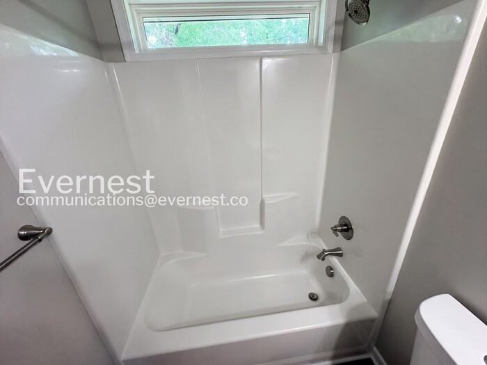 15801 Meridian Ave - Photo 7 of 13