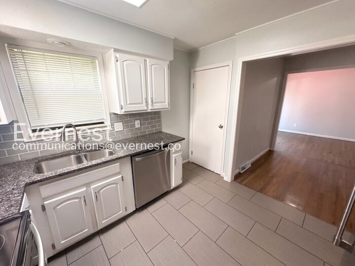 8109 Ne 51st St - Photo 6 of 30