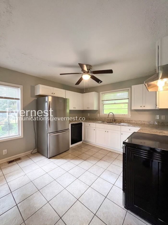 405 Cedarvalley Dr - Photo 4 of 28