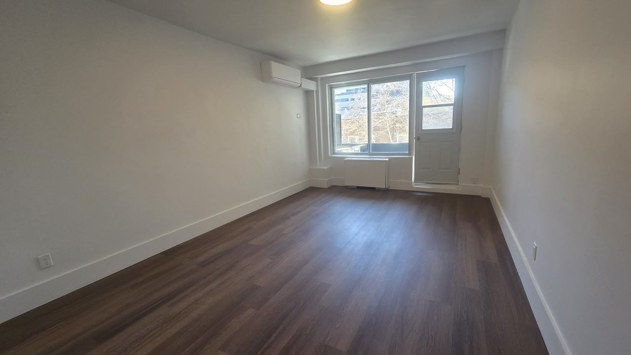 3433 Rue Durocher #302 - Photo 2 of 10