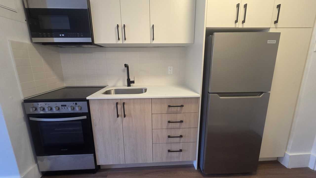3433 Rue Durocher #302 - Photo 3 of 10