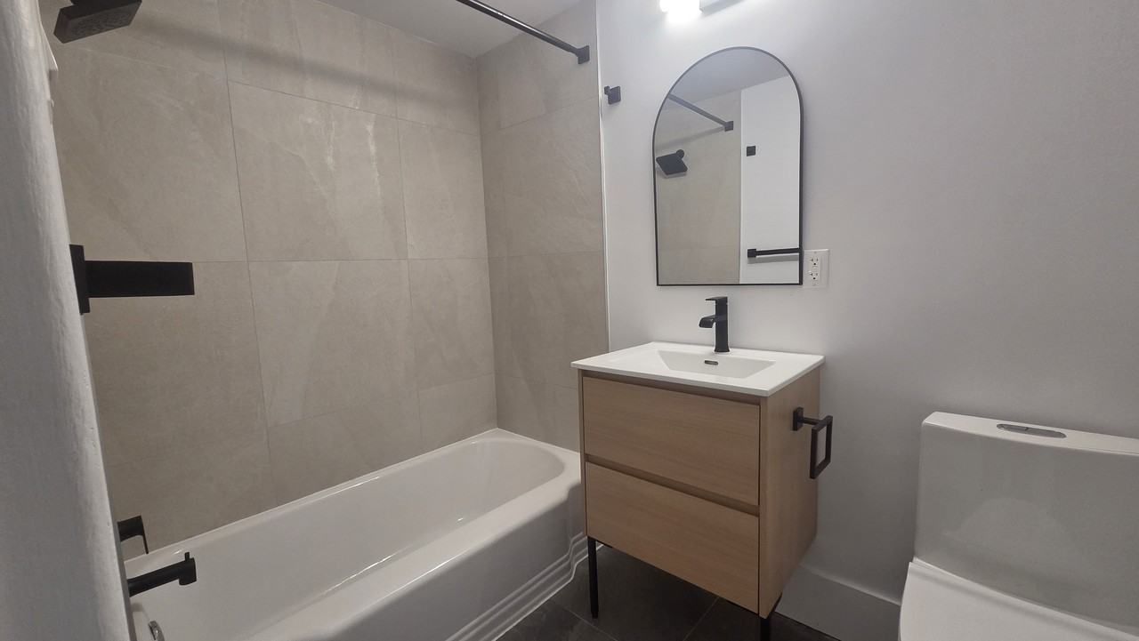 3433 Rue Durocher #302 - Photo 4 of 10