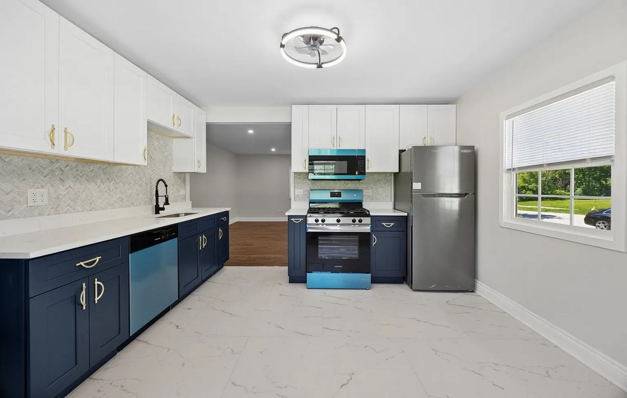 570 Andover St #1 - Photo 4 of 10