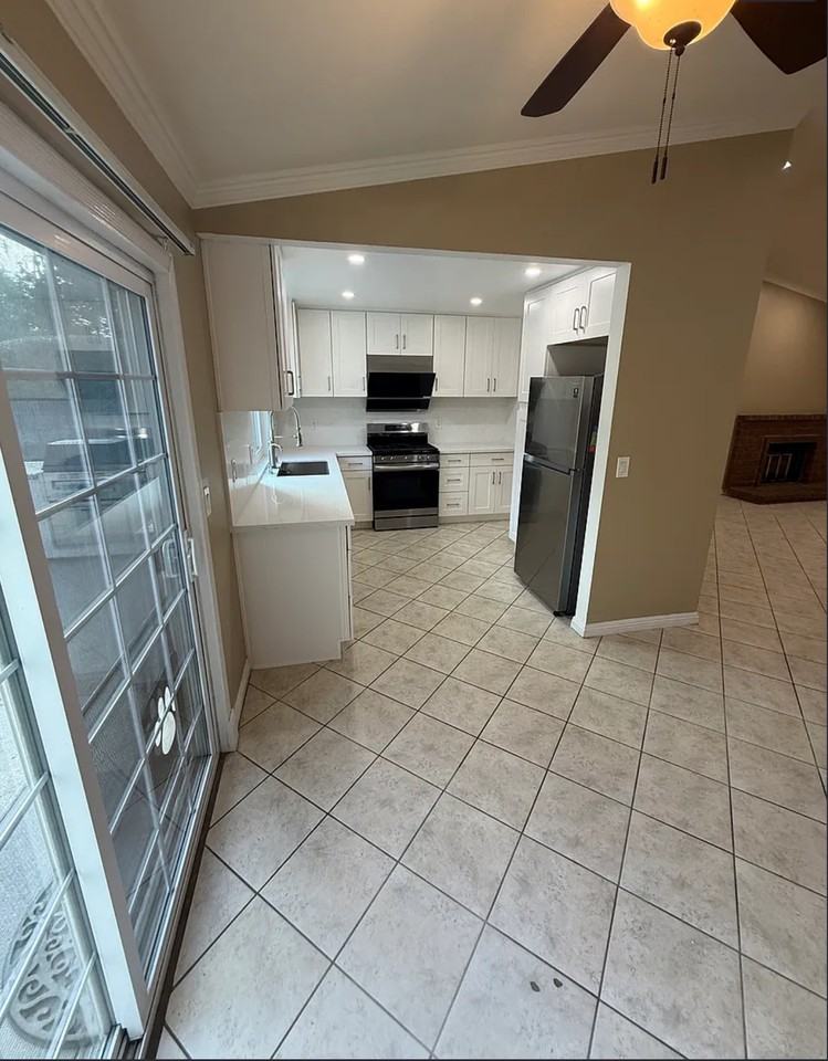 1427 Marigold St #1 - Photo 3 of 10