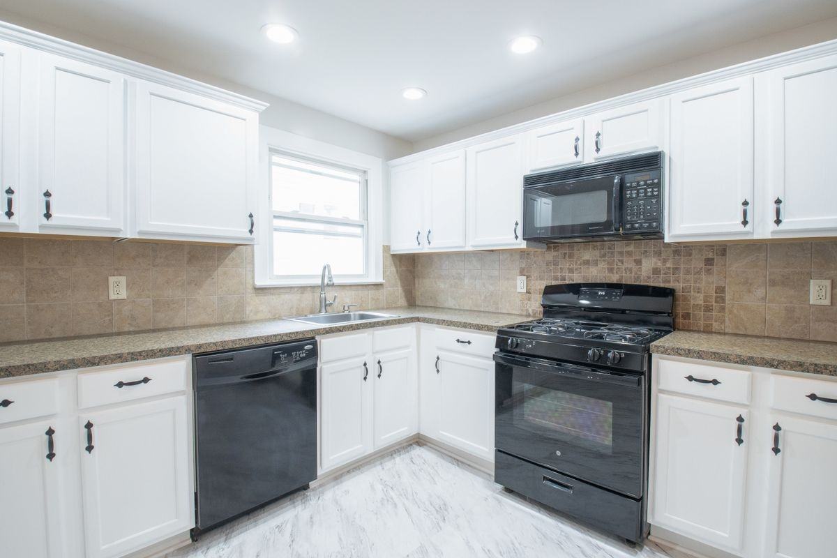111 Roosevelt St ##2 - Photo 3 of 13