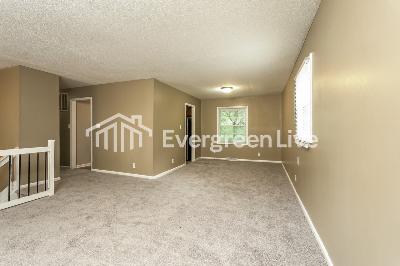 3771 Spaulding Dr - Photo 4 of 15