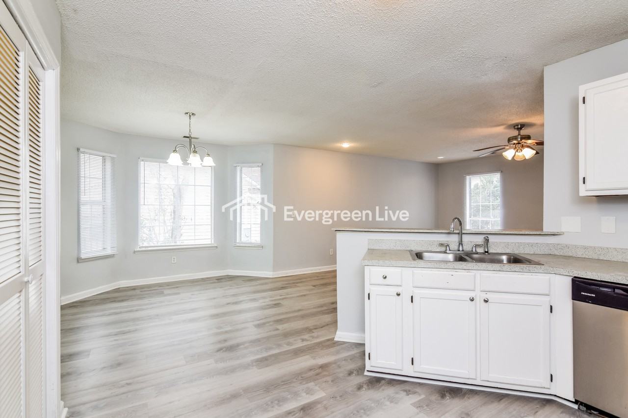404 Winslow Way - Photo 3 of 9