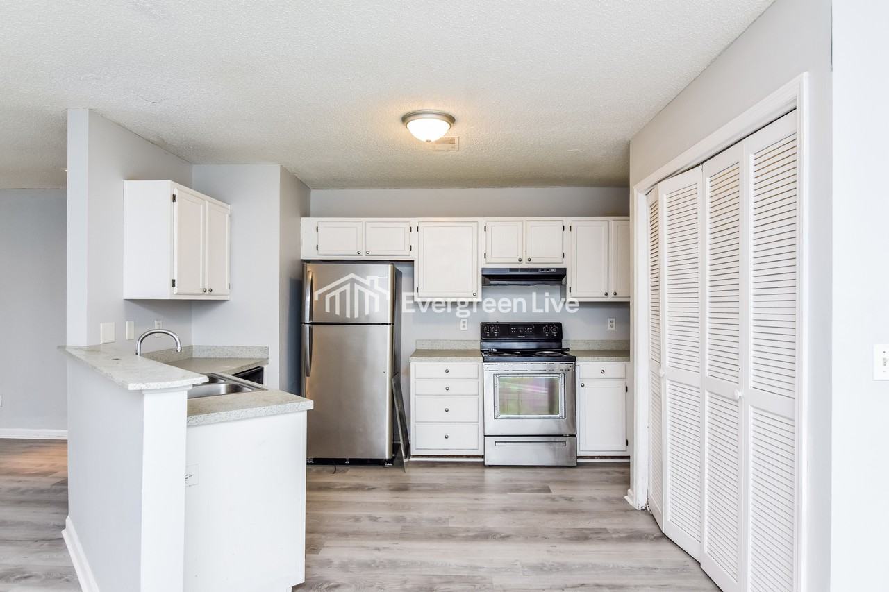 404 Winslow Way - Photo 4 of 9