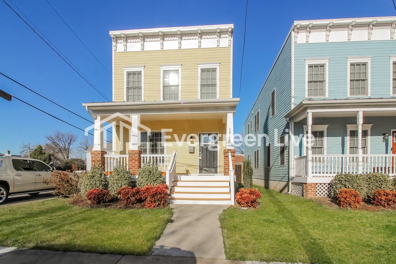 1719 Everett St - Photo 2 of 13