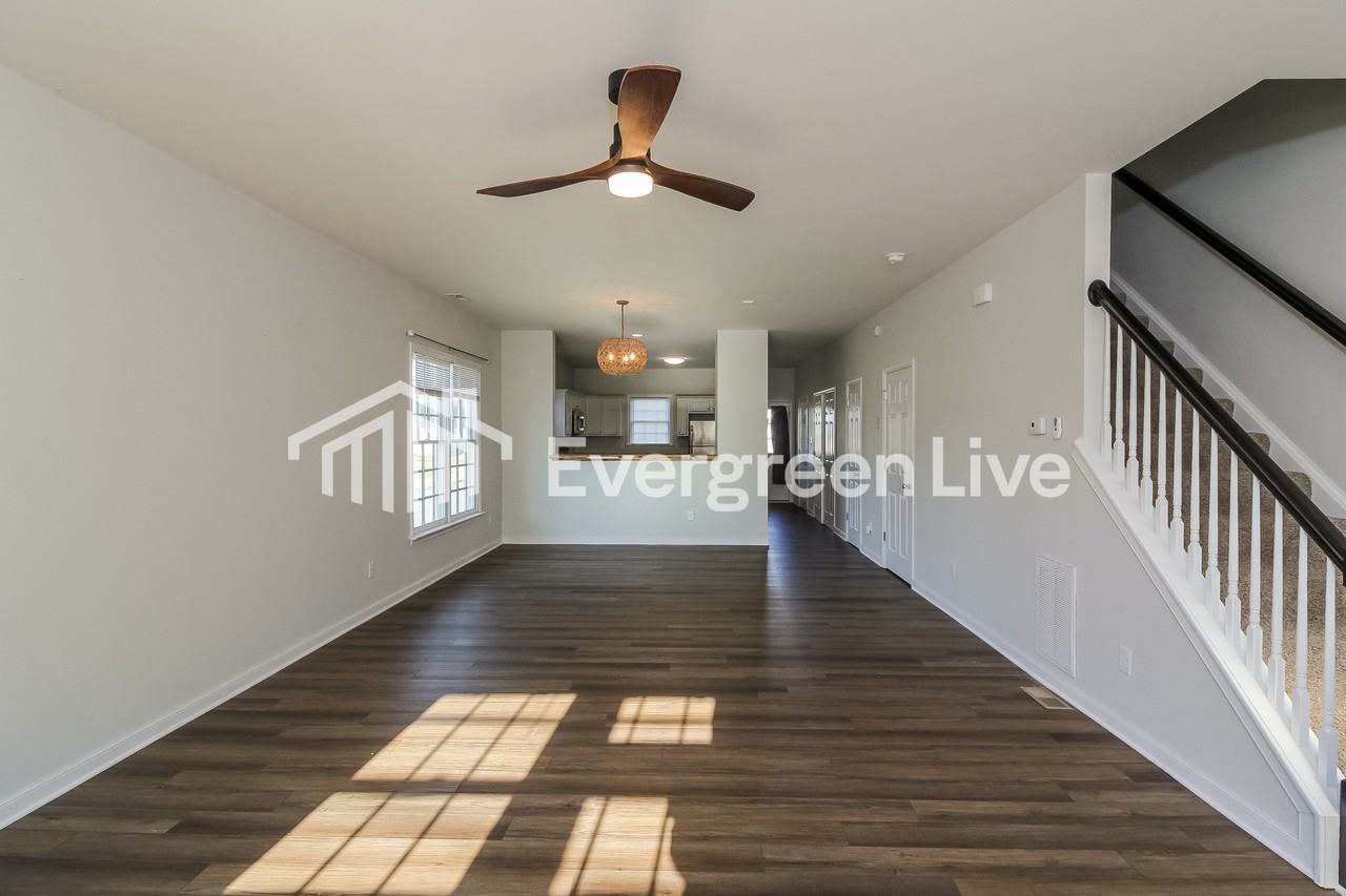 1719 Everett St - Photo 3 of 13