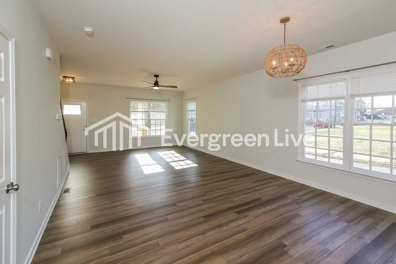 1719 Everett St - Photo 4 of 13
