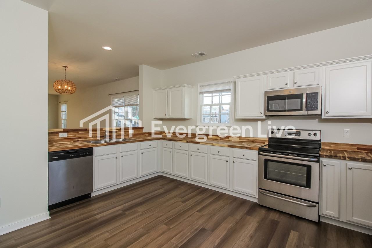 1719 Everett St - Photo 5 of 13