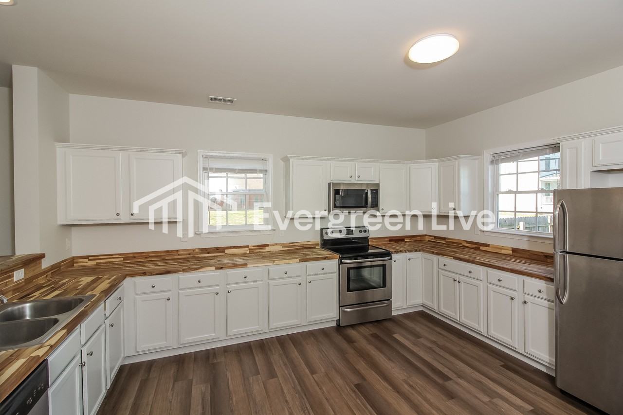 1719 Everett St - Photo 6 of 13