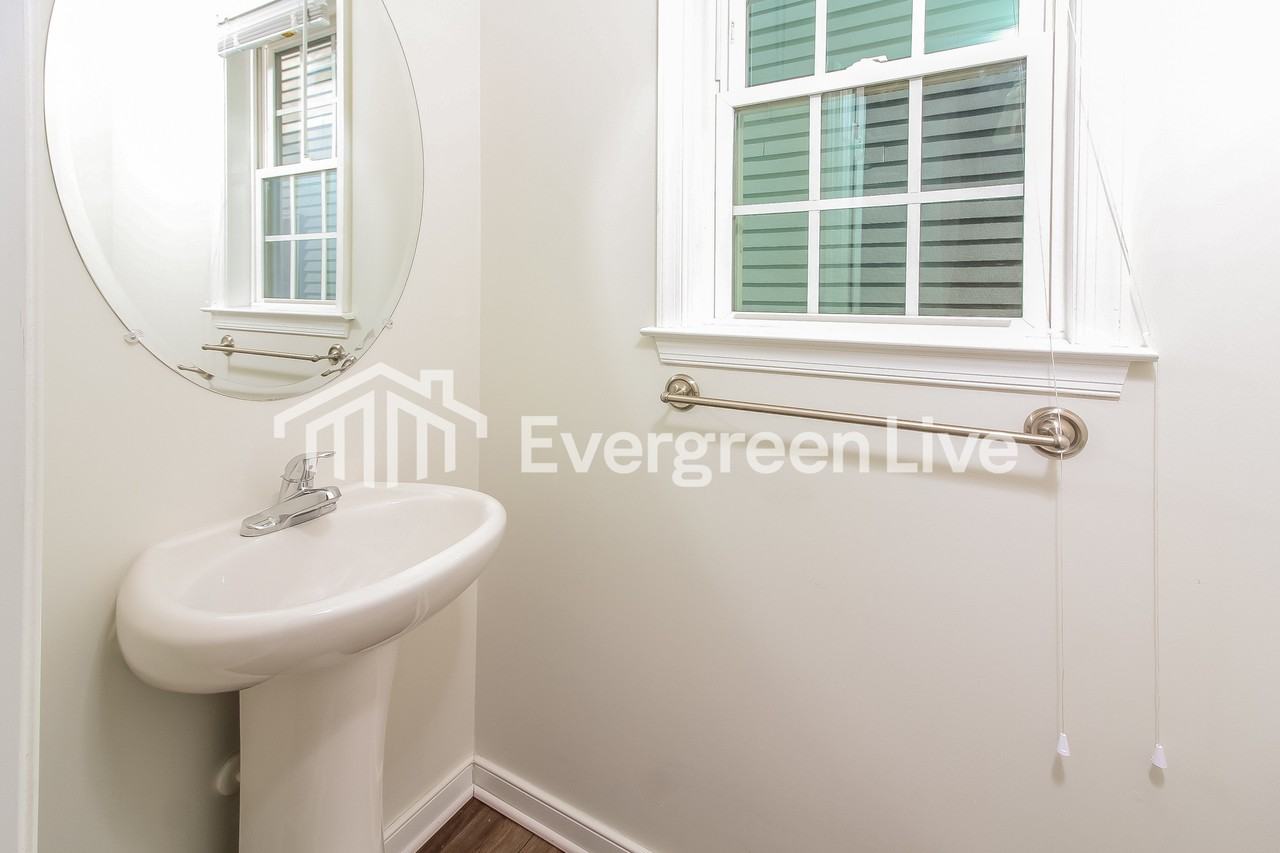 1719 Everett St - Photo 7 of 13