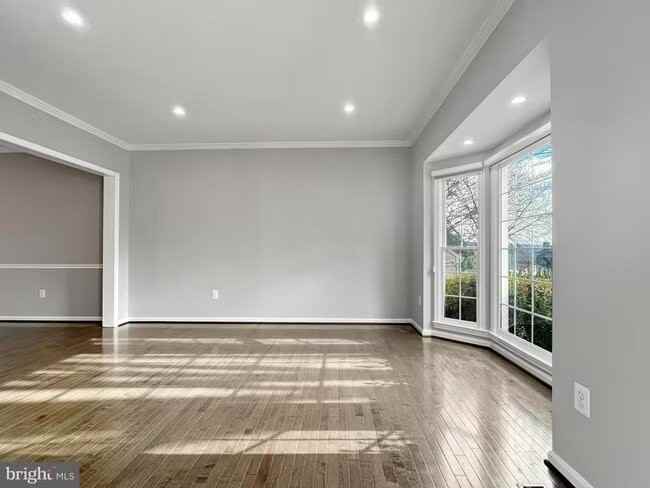 214 W Locust St - Photo 3 of 19