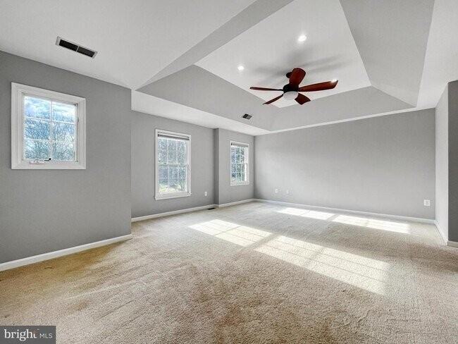 214 W Locust St - Photo 5 of 19