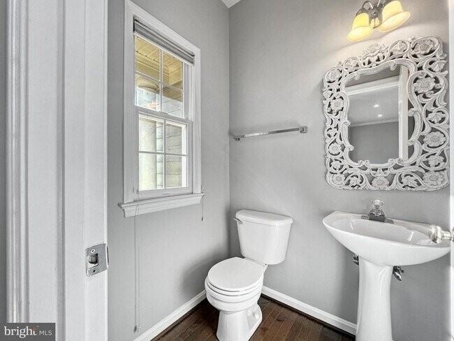 214 W Locust St - Photo 6 of 19