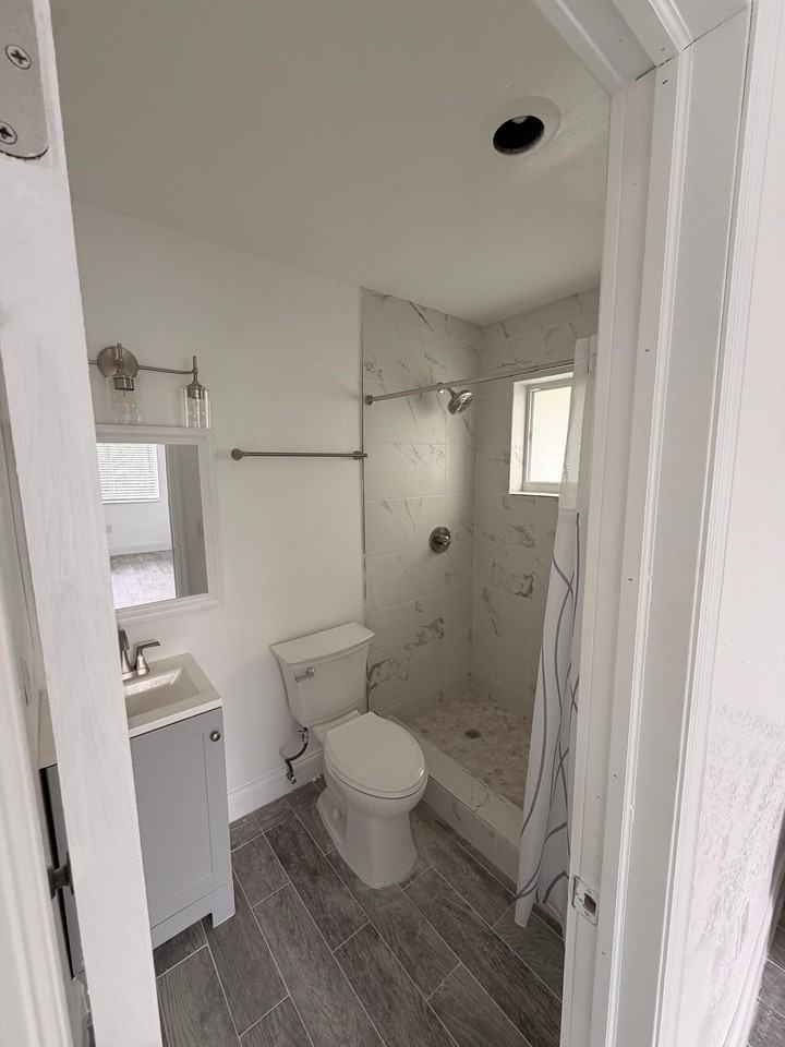 153 Ne 80th Ter #5 - Photo 4 of 9