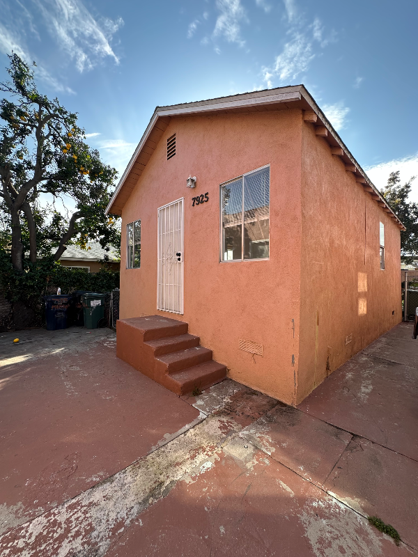 7925 Morton Ave - Photo 2 of 20