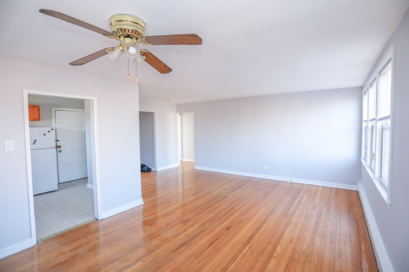 2417 W Farragut Ave #2 - Photo 2 of 8