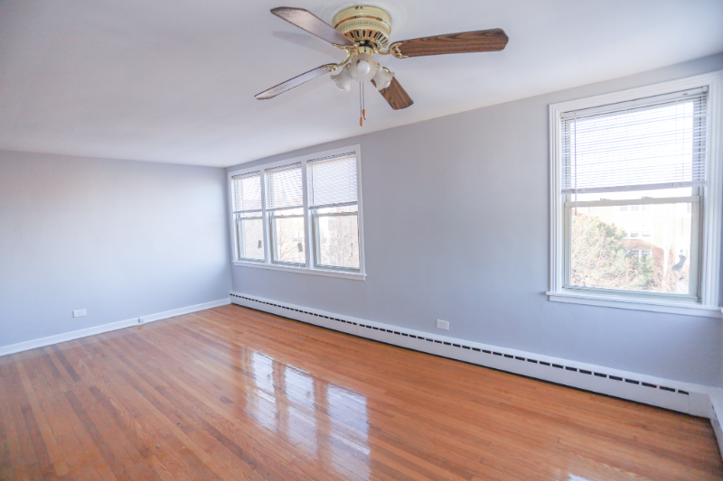 2417 W Farragut Ave #2 - Photo 3 of 8