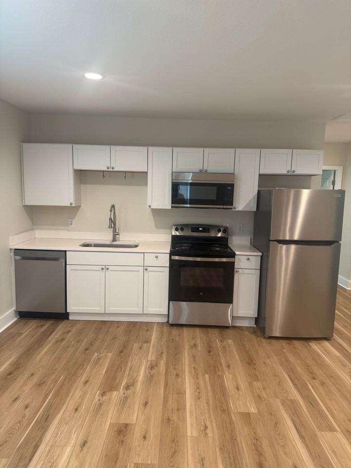 709 E 10th St #A - Photo 2 of 18