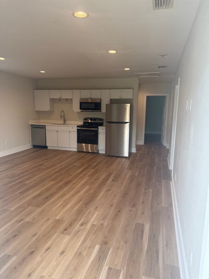 709 E 10th St #A - Photo 3 of 18