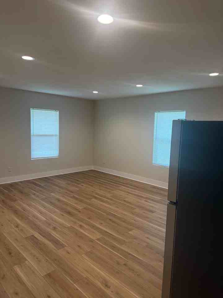709 E 10th St #A - Photo 5 of 18